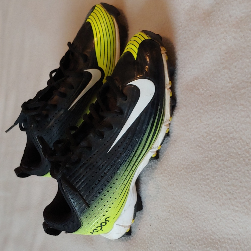 Nike Vapor football cleats 5Y